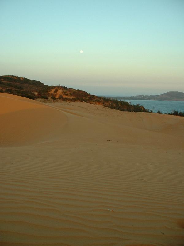 Le sable, la lune et la mer... Quel tableau !