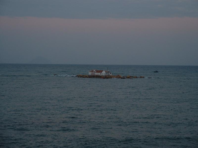 Mais que fait cette petite maison, seule sur son rocher ?