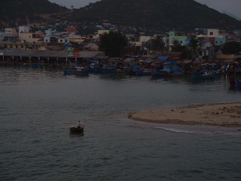 A la tombée de la nuit, deux pêcheurs rentrent au port dans leur coque de noix