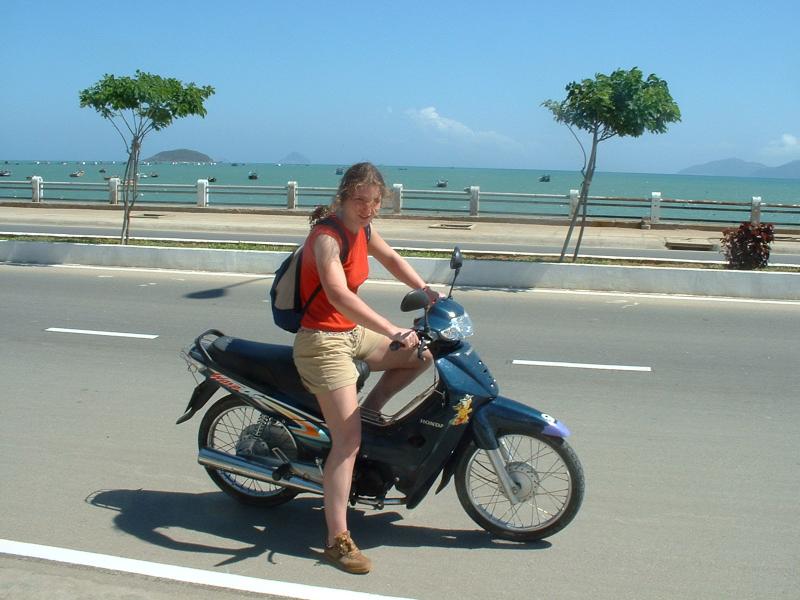 Rebecca s'essaie à la moto