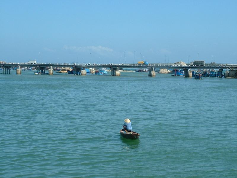 Un pêcheur tranquille observant l'agitation de la ville