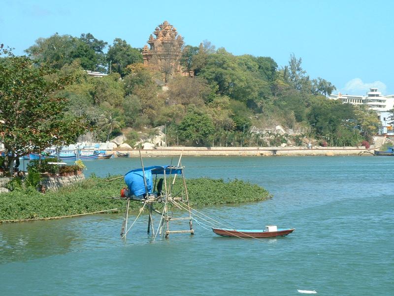 Pêche traditionnelle devant les tours cham de Po Nagar