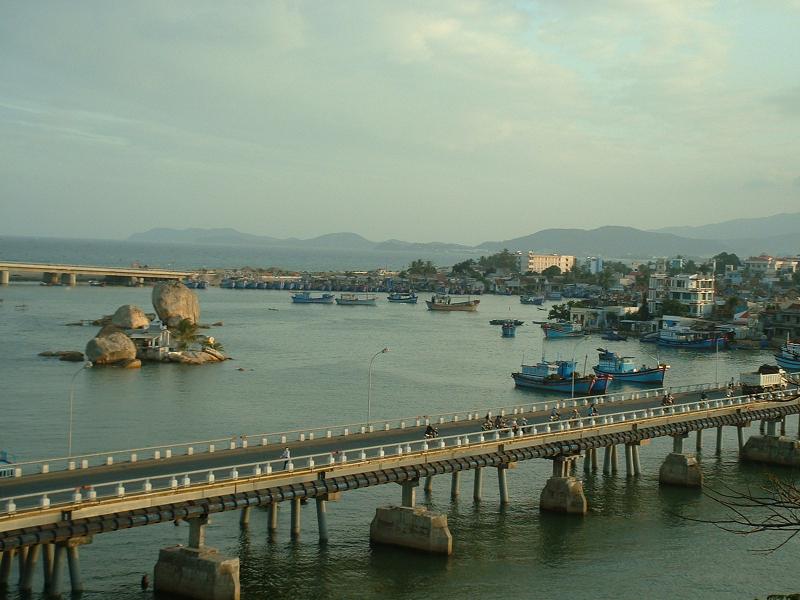 Belle vue sur le port, au fond