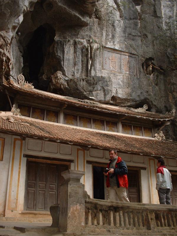 Le temple est creusé dans la falaise