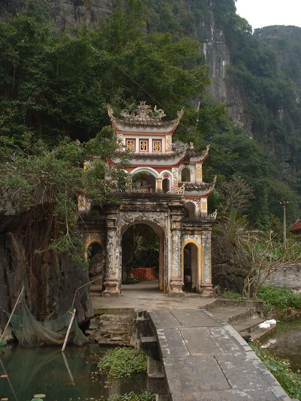 Beau portique à l'entrée du temple