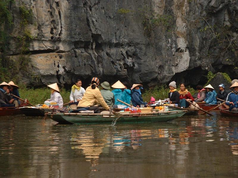 Un petit marché flottant improvisé pour les touristes