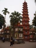 Tour symbolisant les étapes de la vie de Bouddha dans la pagode Tran Quoc