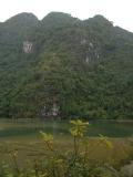 Le lac Ech au milieu des montagnes recouvertes de forêts primaires