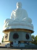 Au sommet de la colline, un immense Bouddha domine la ville