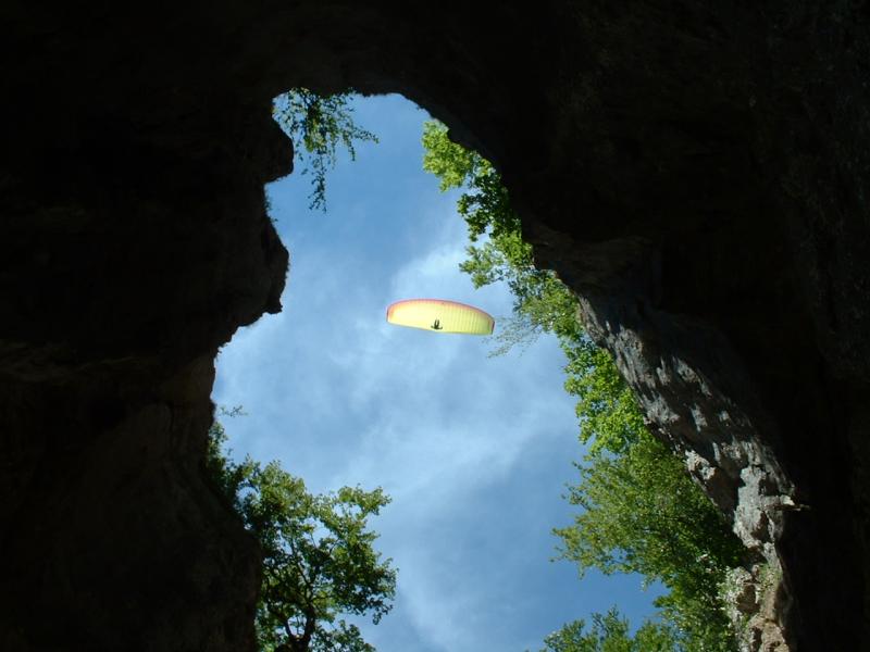 Les parapentes passent au dessus du trou de la Tine