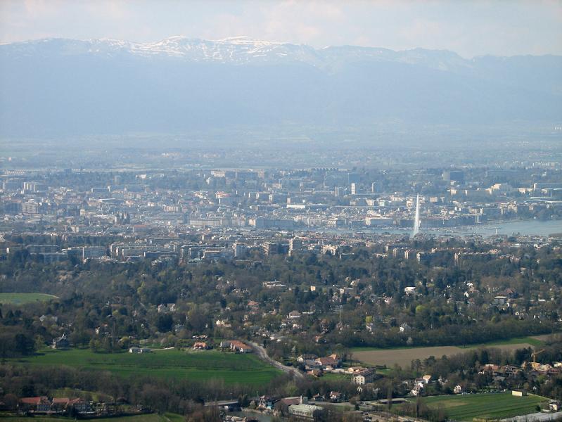 Belle vue sur Genève et, au fond, la chaîne du Jura