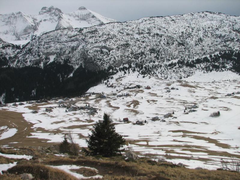 Le village parait déjà bien petit