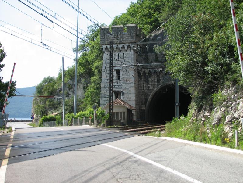 Un château ? Non, juste l'entrée d'un tunnel !