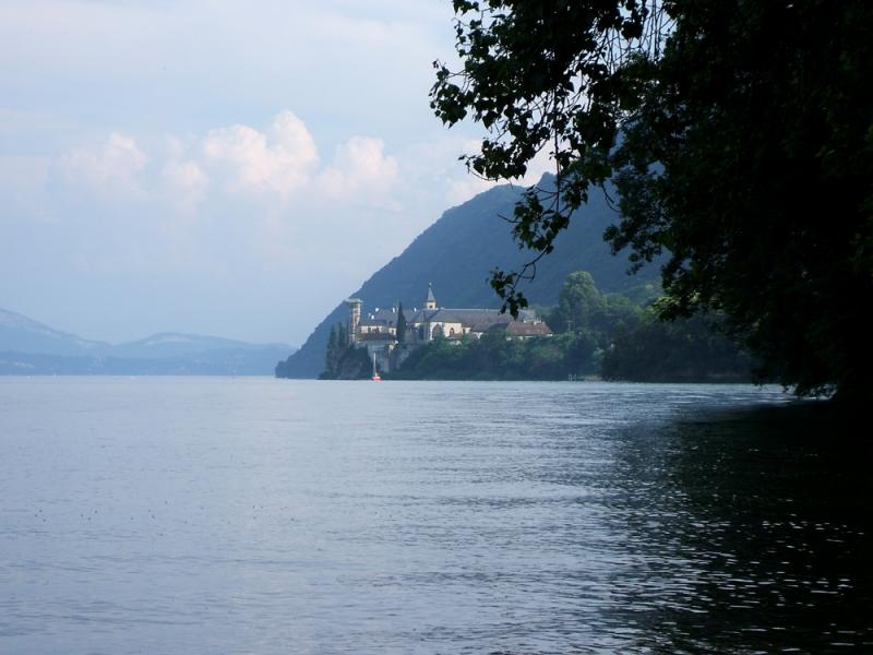 De notre petite crique, on aperçoit l'abbaye de Hautecombe