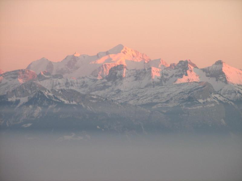 Au coucher du soleil, le Mont-Blanc se teinte de rose