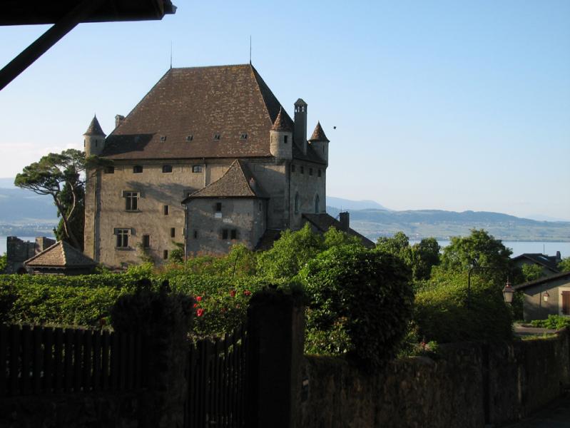 Le château d'Yvoire et, devant, le jardin des Cinq Sens