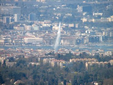 En zoomant un peu, belle vue sur la rade de Gen&egrave;ve et son c&eacute;l&egrave;bre jet d'eau