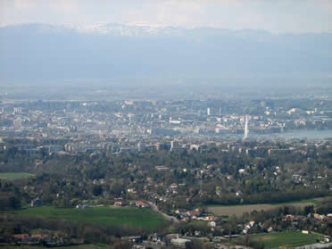 Belle vue sur Genève et, au fond, la chaîne du Jura