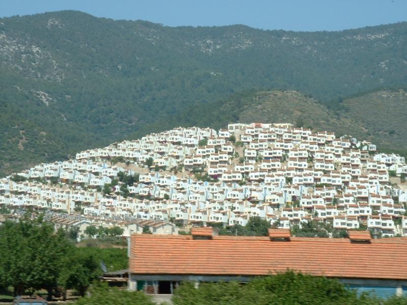 Le même village de plus près