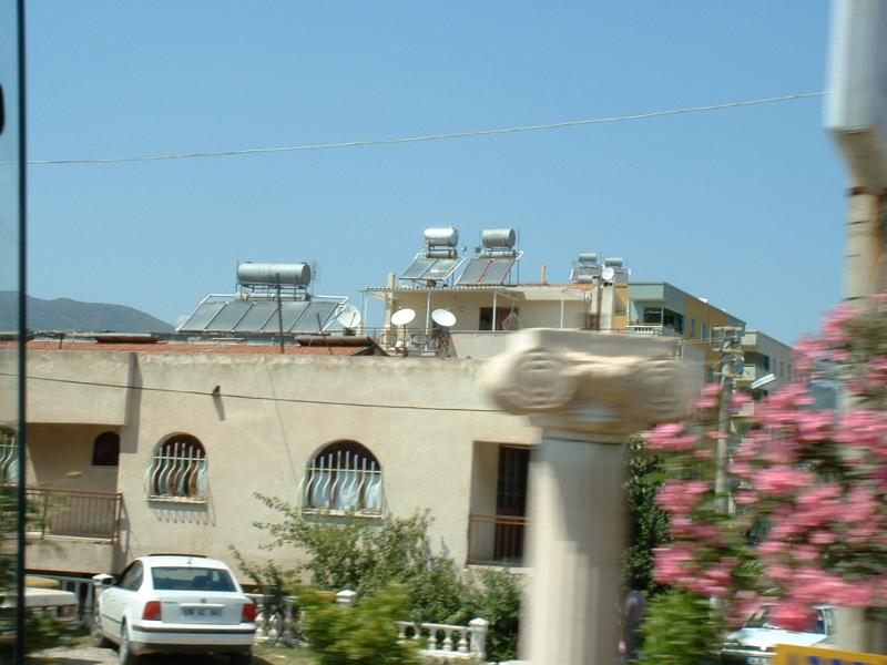 Sur le toît de toutes les maisons, de petits chauffe-eaux solaires