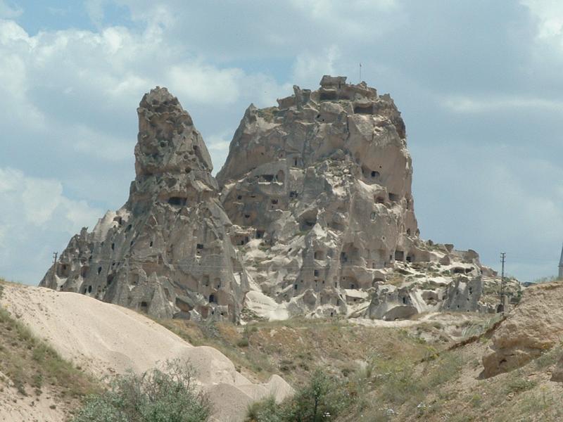 A Uçhisar, le Kale, cette citadelle naturelle, domine toute la vallée.