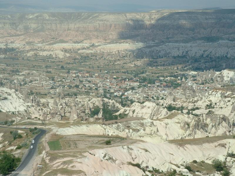 Le village de Göreme, cerné par les cheminées de fée