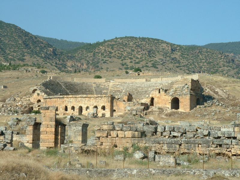 En haut du site, Hierapolis, ancienne cité romaine, avec son théatre bien conservé