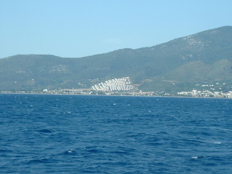 Un petit village typique vu du bateau